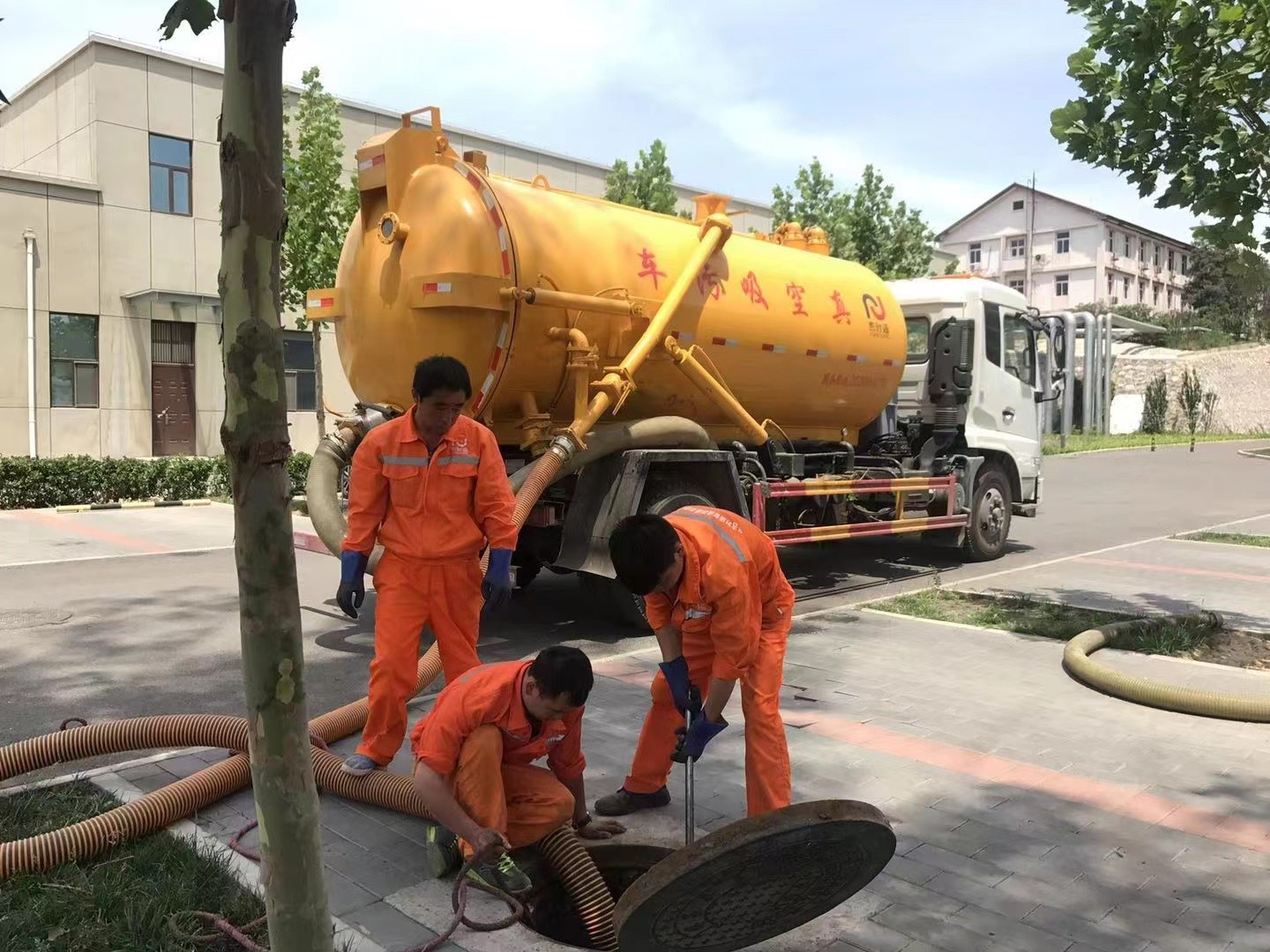 万宁管道疏通车停在窨井附近