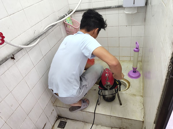 万宁肥皂掉到马桶里把马桶堵住了怎么办？马桶堵住了怎么办