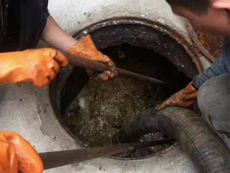 万宁清理化粪池时如何避免沼气的危害?